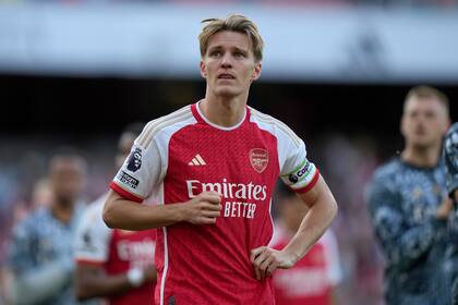 ARCHIVO - Foto del 19 de mayo del 2024, Martin Odegaard del Arsenal reacciona al final del encuentro ante el Everton de la Liga Premier. (AP Foto/Alastair Grant, Archivo)