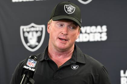 ARCHIVO.- Foto del 19 de septiembre de 2021, el entrenador de los Raiders de Las Vegas Jon Gruden en conferencia de prensa tras el encuentro ante los Steelers de Pittsburgh. (AP Foto/Don Wright, Archivo)