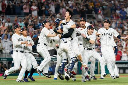 ARCHIVO - Foto del 21 de marzo del 2023, Shohei Ohtani celebra con sus compañeros de la selección japonesa tras vencer a Estados Unidos en la final del Clásico Mundial de béisbol. (AP Foto/Wilfredo Lee, Archivo)