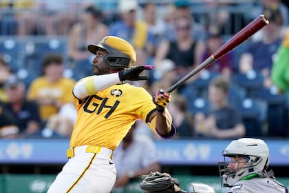 ARCHIVO - Foto del 22 de agosto del 2025, Andrew McCutchen de los Piratas de Pittsburgh observa su d
