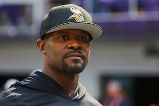 Informe sobre el entrenador Brian Flores contiene 'estereotipos raciales', dicen sus abogados