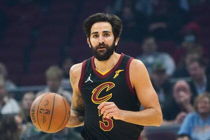 ARCHIVO - Foto del 23 de octubre del 2021, Ricky Rubio de los Cavaliers de Cleveland avanza con el balón en el encuentro ante los Hawks de Atlanta. El jueves 4 de enero del 2023, Ricky Rubio anuncia su retiro de la NBA. (AP Foto/Tony Dejak, Archivo)