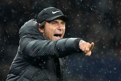 ARCHIVO - Foto del 23 de octubre del 2022, el técnico del Tottenham Antonio Conte da instrucciones en un encuentro de la Liga Premier. (AP Foto/Frank Augstein, File)