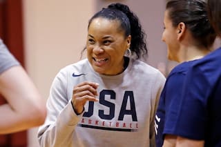 Íconos de la WNBA dicen que el debate y el escrutinio son dolores de crecimiento para la liga