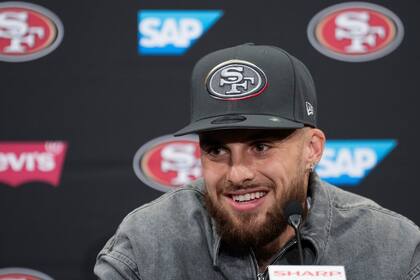 ARCHIVO - Foto del 26 de abril del 2024, el receptor de los 49ers de San Francisco Ricky Pearsall, elegido en el pasado Draft, habla en conferencia de prensa. El domingo primero de septiembre del 2024, Pearsall se encuentra estable tras recibir un disparo en el pecho el sábado. (AP Foto/Godofredo A. Vásquez, Archivo)