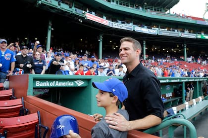 ARCHIVO - foto del 28 de abril del 2017, Theo Epstein, presidente de operaciones de los Cachorros con un aficionado en el duelo ante Medias Rojas de Boston en Fenway Park. El viernes 2 de febrero del 2024, Epstein regresa con Medias Rojas como socio minoritario y asesor de Fenway Sports Group (AP Foto/Elise Amendola, Archivo)