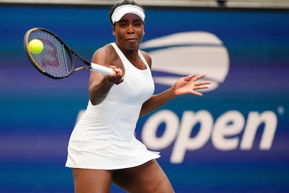 ARCHIVO - Foto del 28 de agosto del 2025, la estadounidense Venus Williams enfrenta a la checa Lyudm