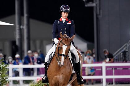 ARCHIVO - Foto del 28 de julio del 2024, la británica Charlotte Dujardin compiten en la prueba individual ecuestre durante los Juegos Olímpicos de Tokio. (AP Foto/David Goldman, Archivo)