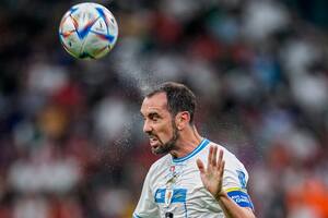 ARCHIVO - Foto del 28 de noviembre del 2022, el uruguayo Diego Godín con un cabezazo al balón durante el encuentro ante Portugal en la Copa Mundial de Qatar. El lunes 31 de julio del 2023, Godín anuncia su retiro tras 20 años de carrera. (AP Foto/Abbie Parr, Archivo)