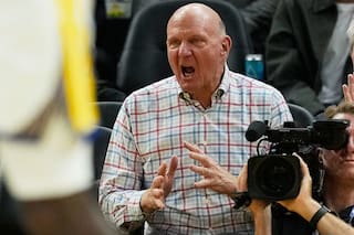 Clippers extrañan a su entusiasta dueño en el Intuit Dome, mientras Ballmer cumple veto de 1 año