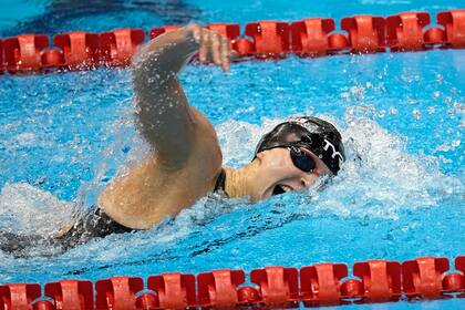 ARCHIVO - Foto del 29 de julio del 2023, la estadounidense Katie Ledecky en la final de los 800 metros libres del Campeonato del Mundo en Fukuoka, Japón. (AP Foto/David J. Phillip, Archivo)