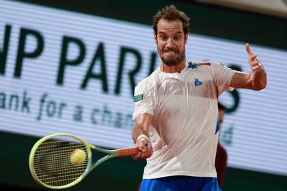 ARCHIVO - Foto del 29 de mayo del 2024, el francés Richard Gasquet enfrenta al italiano Jannik Sinner en la segunda ronda del Abierto de Francia. El jueves 10 de octubre del 2024, Gasquet anuncia su retiro al final de Roland Garros. (AP Foto/Aurelien Morissard, File)