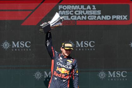 ARCHIVO - Foto del 30 de julio de 2023, el piloto de Red Bull Max Verstappen celebra en el podio con su trofeo tras ganar el GP de Bélgica en Spa-Francochamps. El viernes 13 de octubre del 2023, Spa-Francochamps se mantendrá en el calendario al menos hasta el 2025. (AP Foto/Geert Vanden Wijngaert, Archivo)