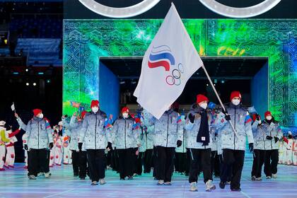 ARCHIVO - Foto del 4 de febrero del 2022, Olga Fatkulina y Vadim Shipachyov, de Rusia cargan la bandera del Comité Olímpico de Rusia durante la ceremonia de apertura de los Juegos Olímpicos de Invierno de Beijing. (AP Foto/Jae C. Hong, Archivo)