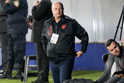 ARCHIVO - Foto del 4 de mayo del 2023, el entrenador Luis Felip Scolari observa el juego del Athletico Paranaense de la Copa Libertadores. El viernes 16 de junio del 2023, Scolari sale del retiro y firma como nuevo director técnico del Atletico Mineiro. (AP Foto/Jorge Saenz, Archivo)