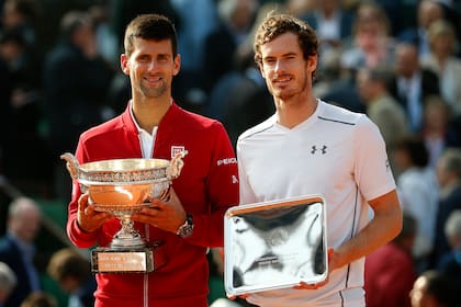 ARCHIVO - Foto del 5 de junio del 2016, Novak Djokovic posa con Andy Murray tras la final del Abierto de Francia. (AP Foto/Alastair Grant, Archivo)