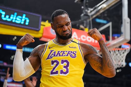 ARCHIVO - Foto del 7 de enero del 2020, el alero de los Lakers de Los Ángeles LeBron James celebra tras anotar con falta en el encuentro ante los Knicks de NUeva York. (AP Foto/Mark J. Terrill, Archivo)