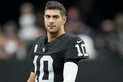 ARCHIVO - Foto del 7 de enero del 2024, el quarterback de los Raiders de Las Vegas Jimmy Garoppolo antes del encuentro ante los Broncos de Denver, El viernes 16 de febrero del 2024, la NFL suspende dos juegos a Garoppolo por violar las reglas de uso de drogas para mejorar el rendimiento. (AP Foto/John Locher, Archivo)