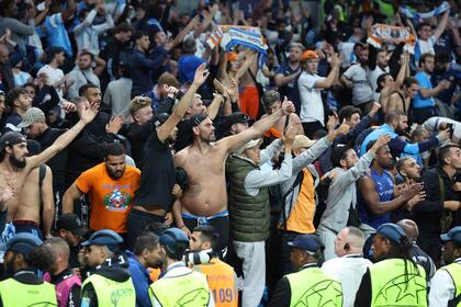 ARCHIVO - Foto del miércoles 7 de septiembre del 2024, aficionados del Tottenham alientan a su equipo en el encuentro de la Liga de Campeones ante el Marsella. (AP Foto/Ian Walton)
