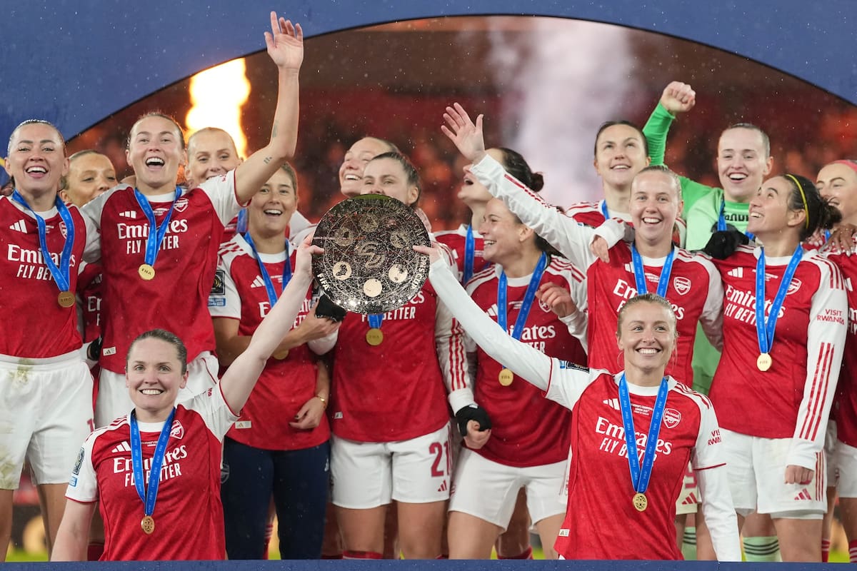 ARCHIVO - Foto del primero de febrero del 2026, las capitanas del Arsenal Kin Little yLeah Williamso