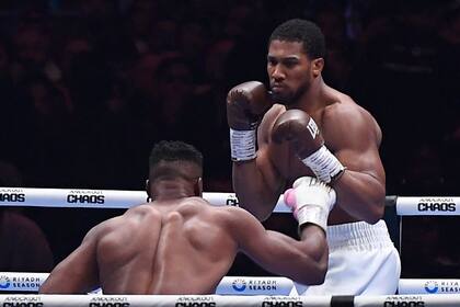 ARCHIVO - Foto del sábado 9 de marzo del 2024, el excampeón mundial británico Anthony Joshua enfrenta al campeón de la UFC Francis Ngannou. (AP Foto, Archivo)