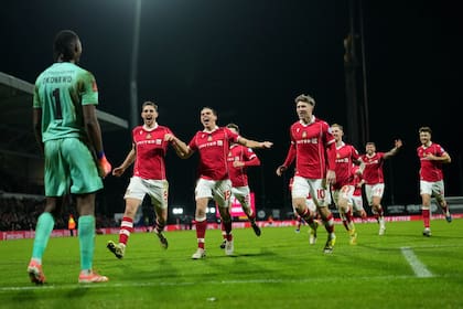 ARCHIVO - Foto del viernes 9 de enero del 2026, el portero del Wrexham Arthur Okonkwo celebra con su
