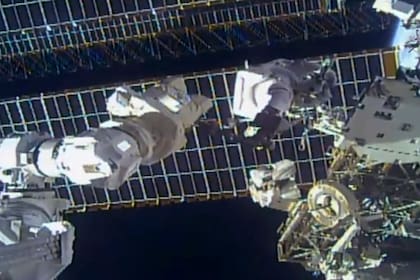 Archivo - Fotografía facilitada por la NASA que muestra al astronauta Tom Marshburn reemplazando una antena descompuesta fuera de la Estación Espacial Internacional el jueves 2 de diciembre de 2021. (NASA vía AP, Archivo)