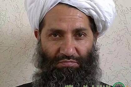 Archivo - Fotografía tomada en un sitio no revelado del líder de los talibanes, mulá Haibatullah Akhundzada, posando para un retrato el 6 de julio de 2022. (Prensa Islámica de Afganistán vía AP, Archivo)
