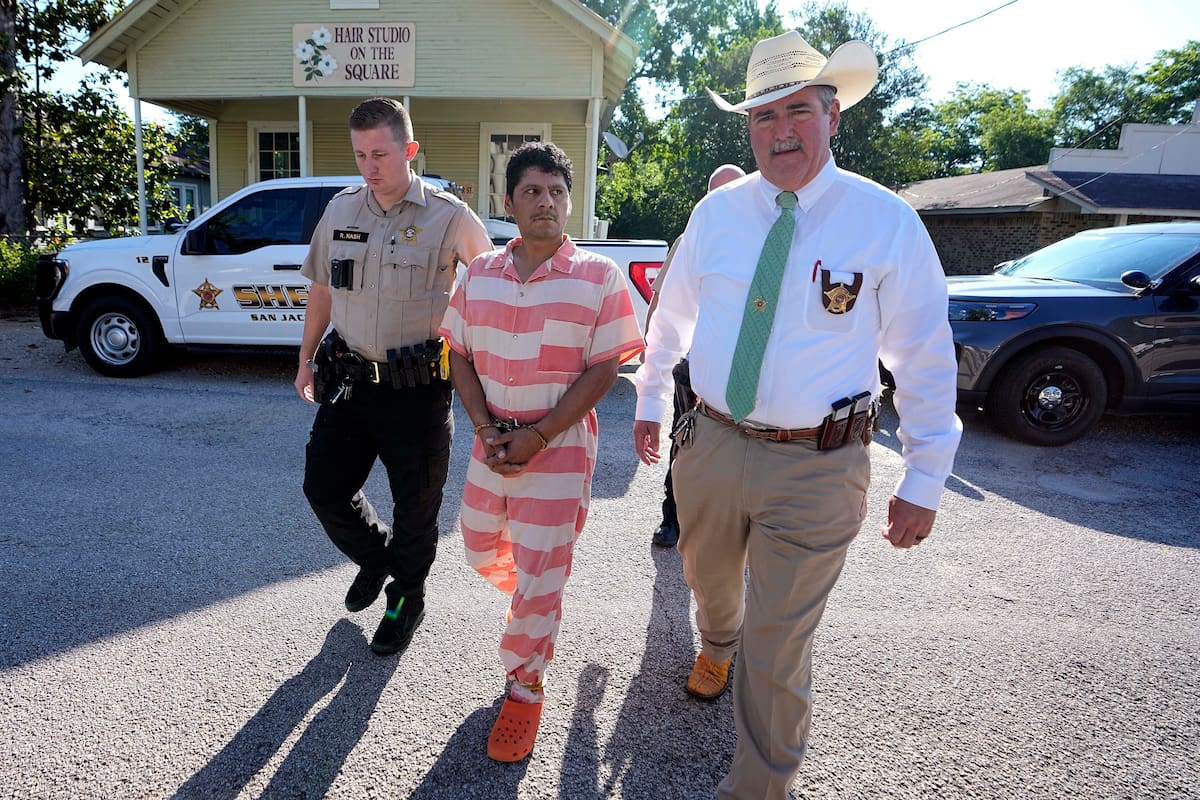 ARCHIVO - Francisco Oropeza, al centro, acusado de matar a tiros a cinco personas, es conducido a la corte del condado San Jacinto por el sheriff Greg Capers, en Coldspring, Texas, el jueves 18 de mayo de 2023. (AP Foto/David J. Phillip, Archivo)