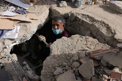 ARCHIVO - Franklin Fuentes busca familiares desaparecidos en el edificio derrumbado donde vivían, dos días después de los terremotos, en La Guaira, Venezuela, el 26 de junio de 2026. (Foto AP/Ariana Cubillos, Archivo)