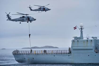 ARCHIVO - Fuerzas militares danesas participan en un ejercicio con cientos de tropas de varios miembros europeos de la OTAN en el Océano Ártico en Nuuk, Groenlandia, el lunes 15 de septiembre de 2025. (Foto AP/Ebrahim Noroozi, archivo)