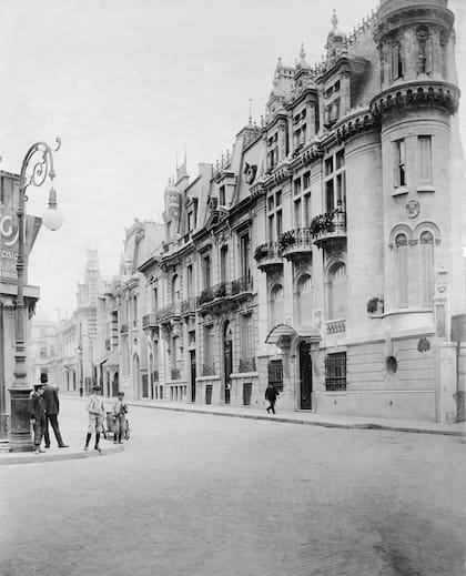 Av. Alvear y Libertad. A la derecha, la residencia de Félix Egusquiza; a la izquierda, la manzana triangular de la futura plaza Carlos Pellegrini aún edificada.
