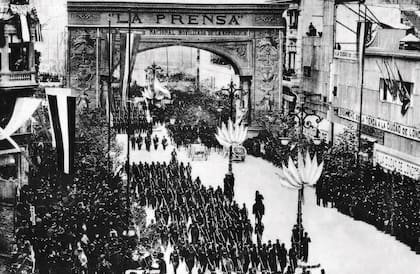Arco del triunfo construido por el diario La Prensa en adhesión a la primera conscripción de ciudadanos argentinos en Cura Malal, el 14 de junio de 1896.