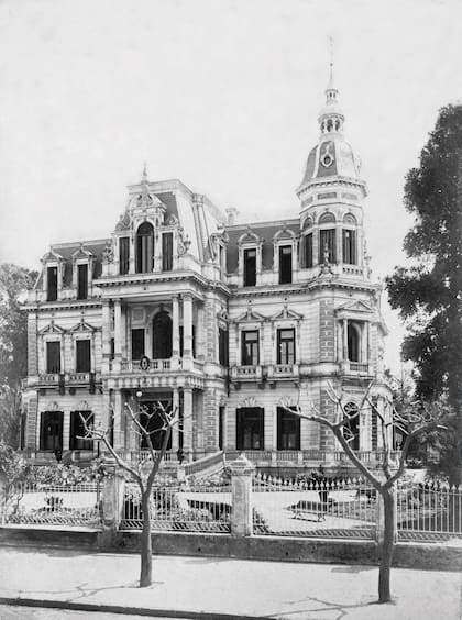 El Palacio Videla Dorna fue construido en 1886 en Rivadavia 4929