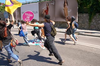 Las autoridades turcas lanzan una campaña de represión contra grupos de apoyo LGBTQ+ y VIH