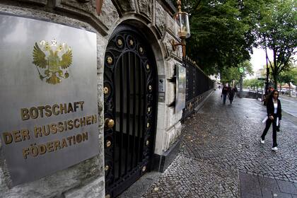 ARCHIVO - Gente pasa frente a la embajada rusa en Berlín, 4 de setiembre de 2020. Alemania ordenó a Rusia el miércoles 31 de mayo de 2023 que cierre de cuatro de sus cinco consulados en el país en respuesta a la decisión del Kremlin de limitar el número de diplomáticos y funcionarios alemanes que pueden operar en Rusia. (AP Foto/Michael Sohn, File)