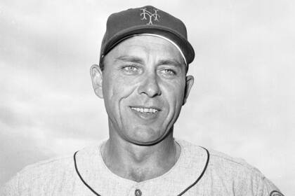 ARCHIVO - Gil Hodges, de los Mets de Nueva York, sonríe en marzo de 1963. Los Dodgers retirarán el número 14 del legendario Hodges, que ayudó a la franquicia a ganar títulos de Serie Mundial en Brooklyn y Los Ángeles. (AP Foto/Harry Harris, archivo)