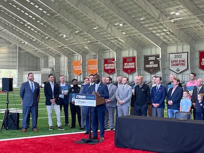 Archivo.- Glenton Gilzean, Jr., el administrador del Distrito de Supervisión del Turismo de Florida Central, da un discurso en un evento apoyado por el gobernador Ron DeSantis