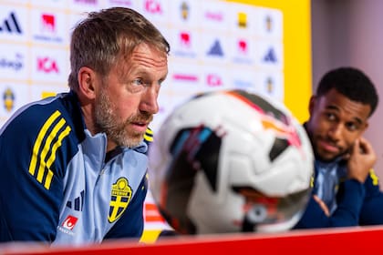 ARCHIVO - Graham Potter (izquierda), DT de Suecia
