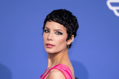 ARCHIVO - Halsey en la gala benéfica amfAR Cinema Against AIDS en la 76a edición del Festival de Cine de Canes en Cap d'Antibes, Francia el 25 de mayo de 2023. (Foto Vianney Le Caer/Invision/AP, archivo)