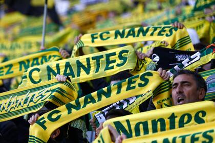 ARCHIVO - Hinchas de Nantes previo al partido contra Reims en la liga francesa, el domingo 5 de noviembre de 2023, en Nantes. (AP Foto/Jeremias González)