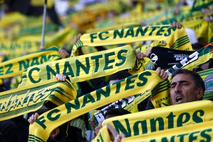 ARCHIVO - Hinchas de Nantes previo al partido contra Reims en la liga francesa, el domingo 5 de noviembre de 2023, en Nantes. (AP Foto/Jeremias González)