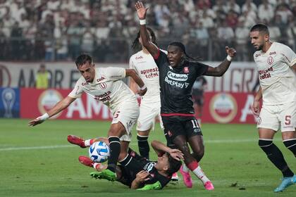 ARCHIVO - Hugo Rodallega (2do de derecha a izquierda) hace un reclamo al árbitro durante un partido de la Copa Sudamericana entre Santa Fe de Colombia y Universitario de Perú, el 4 de mayo de 2023 (AP Foto/Martín Mejía)