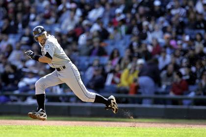 Archivo.- Ichiro Suzuki de los Marineros de Seattle intenta el robo de segunda base durante un juego contra los Medias Blancas de Chicago, el 24 de septiembre de 2006, en Chicago