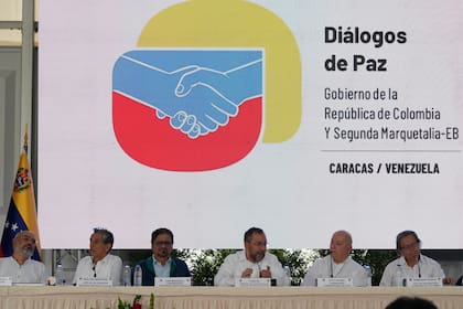 ARCHIVO - Inicio de los diálogos de paz entre el gobierno de Colombia y la disidencia Segunda Marquetalia de las Fuerzas Armadas Revolucionarias de Colombia (FARC) en Caracas, Venezuela, el 24 de junio de 2024. Sentados, desde la izquierda, representantes del grupo armado Francisco Toloza, Walter Mendoza e Iván Márquez, así como el canciller venezolano Yván Gil, el alto comisionado para la Paz de Colombia, Otty Patiño, y el representante del gobiero colombiano Armando Novoa. (AP Foto/Ariana Cubillos, Archivo)