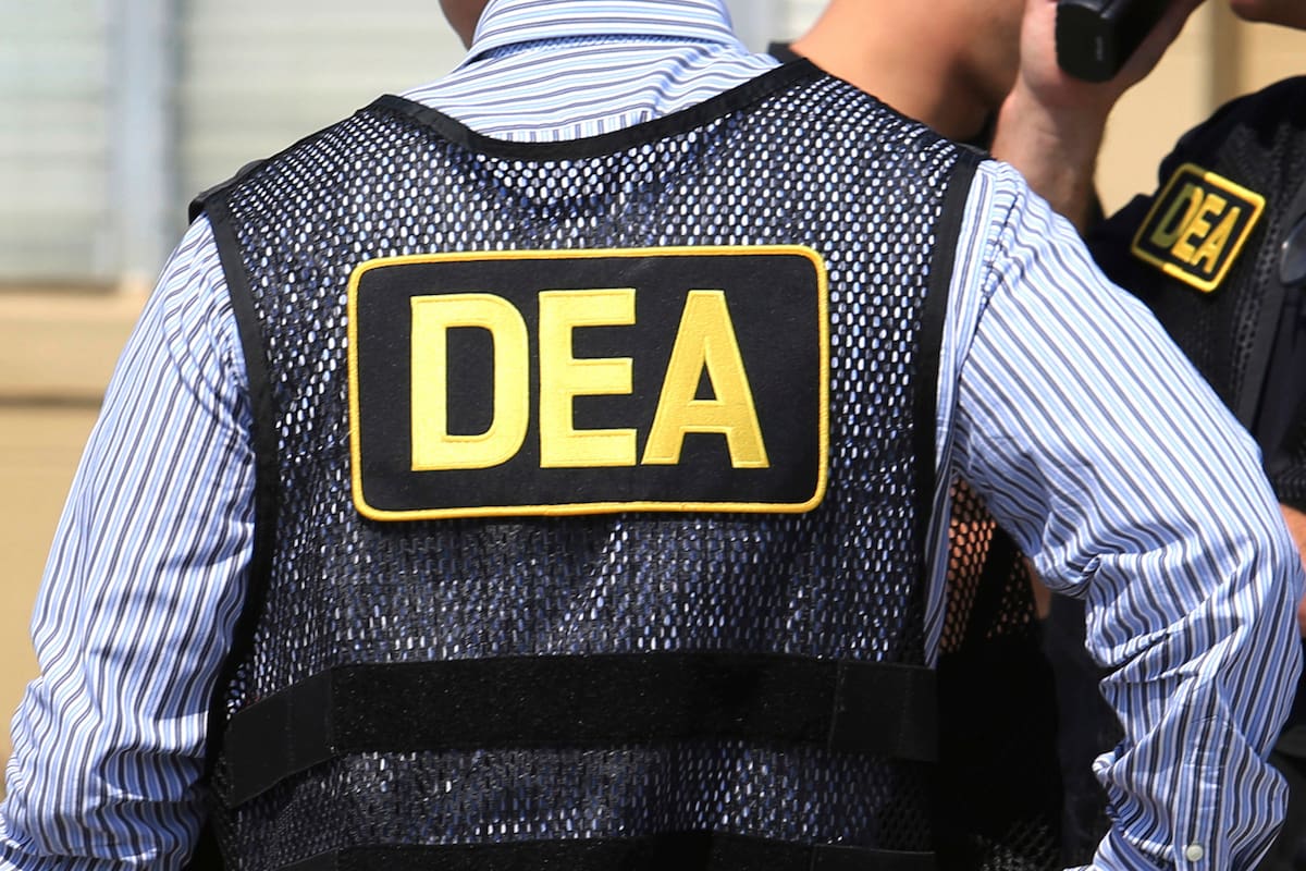 ARCHIVO - Inscripción en el uniforme de un agente de la Administración de Control de Drogas (DEA, po