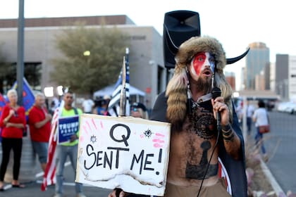 ARCHIVO - Jacob Anthony Chansley, que también se hace llamar Jake Angeli, creyente de Qanon, habla ante una multitud de partidarios del presidente Donald Trump fuera de la Oficina del Registrador del Condado de Maricopa, donde se cuentan los votos de la elección general, en Phoenix, Arizona, el 5 de noviembre de 2020. (AP Foto/Dario Lopez-Mills, Archivo)