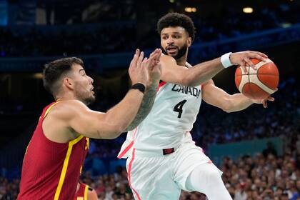 ARCHIVO - Jamal Murray, a la derecha, de Canadá, busca pasar el balón alrededor de Willy Hernangómez, de España, a la izquierda, en un partido de baloncesto masculino en los Juegos Olímpicos de Verano de 2024, el 2 de agosto de 2024, en Villeneuve-d'Ascq, Francia. (AP Foto/Mark J. Terrill, Archivo)