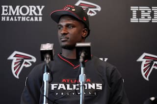 NFL suspende 8 partidos a James Pearce Jr. de Falcons