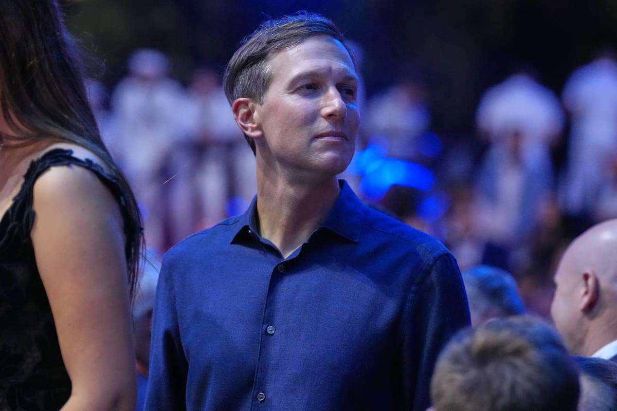 ARCHIVO - Jared Kushner espera para entrar al cuadrilátero tras el combate por el campeonato de peso